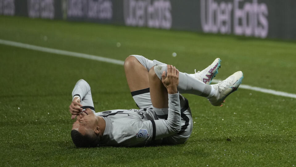 EBE 21 Montpellier - Na snímke zranený útočník PSG Kylian Mbappe leží na ihrisku v zápase 21. kola najvyššej francúzskej Ligue 1 vo futbale Montpellier HSC - Paríž Saint-Germain (1:3) v Montpellieri v stredu 1. februára 2023. FOTO TASR/AP
Injured PSG's Kylian Mbappe grimaces in pain during the French League One soccer match between Montpellier and Paris Saint-Germain at the State La Mosson stadium in Montpellier, France, Wednesday, Feb. 1, 2023. (AP Photo/Thibault Camus)