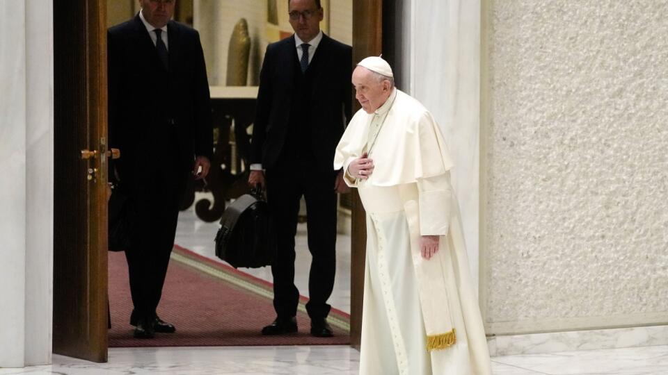 EBE 11 Vatikán - Na snímke pápež František prichádza na pravidelnú generálnu audienciu v Aule Pavla VI. vo Vatikáne v stredu 2. februára 2022. FOTO TASR/AP
Pope Francis arrives to attend his weekly general audience in the Paul VI Hall at the Vatican, Wednesday, Feb. 02, 2022. (AP Photo/Gregorio Borgia)