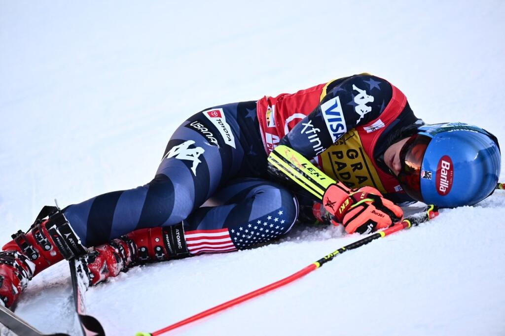 Shiffrinová bola po víťazstve v repete obráku v Kronplatzi totálne vyčerpaná. Po druhej jazde sa doslova zložila k zemi.