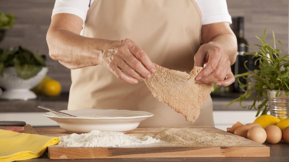 preparing wiener schnitzel