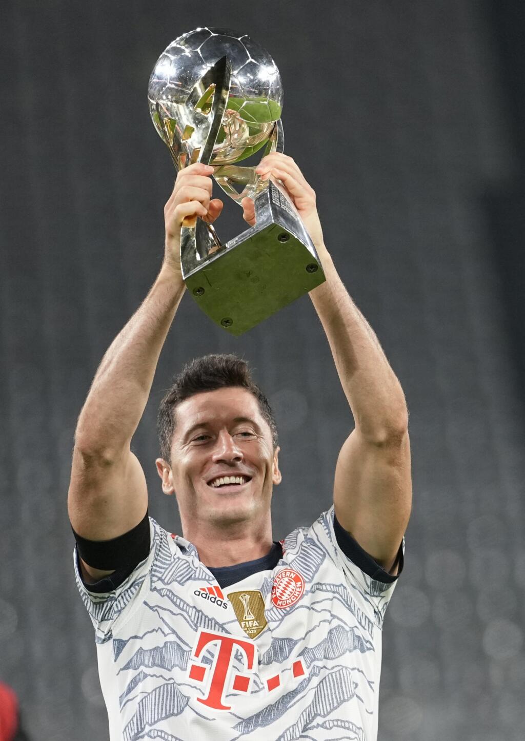 KK10 Dortmund - Futbalista Bayernu Mníchov Robert Lewandowski pózuje s trofejou počas osláv zisku nemeckého Superpohára Borussia Dortmund - Bayern Mníchov v Dortmunde 17. augusta 2021. Futbalisti Bayernu Mníchov získali deviatykrát nemecký Superpohár. V utorňajšom dueli zdolali v Dortmunde domácu Borussiu 3:1. FOTO TASR/AP
Bayern's Robert Lewandowski lifts up the trophy as he celebrates with teammates after winning the German Supercup soccer match between Borussia Dortmund and Bayern Munich in