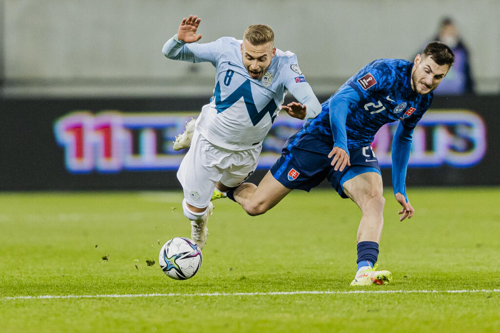 Na snímke Matúšn Bero a Sandi Lovrić počas zápasu kvalifikácie Majstrovstiev sveta vo futbale 2022 medzi Slovensko a Slovinskom