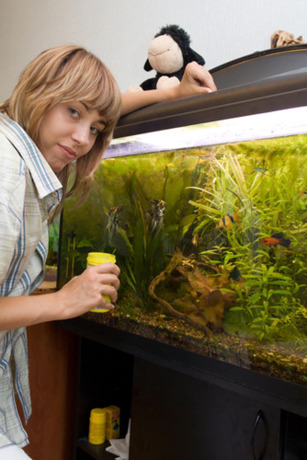 Фотосессия с аквариумом. Человек в аквариуме. Девушка в аквариуме. Человек рядом с аквариумом.