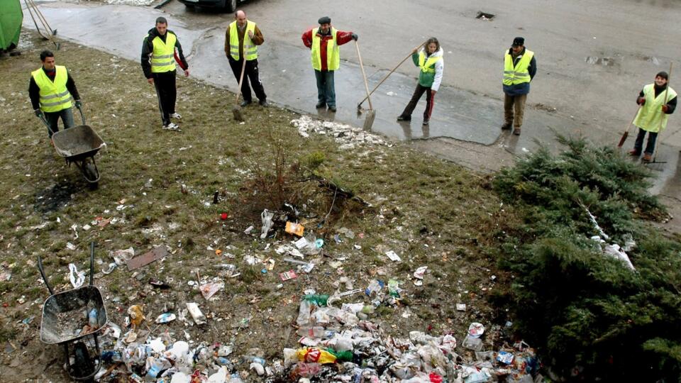 východoslovenskí košickí Rómovia nezamestnaní rómski obyvatelia práca Správa mestskej zelene SMZ èistiace práce upratovanie odpadky zeleò