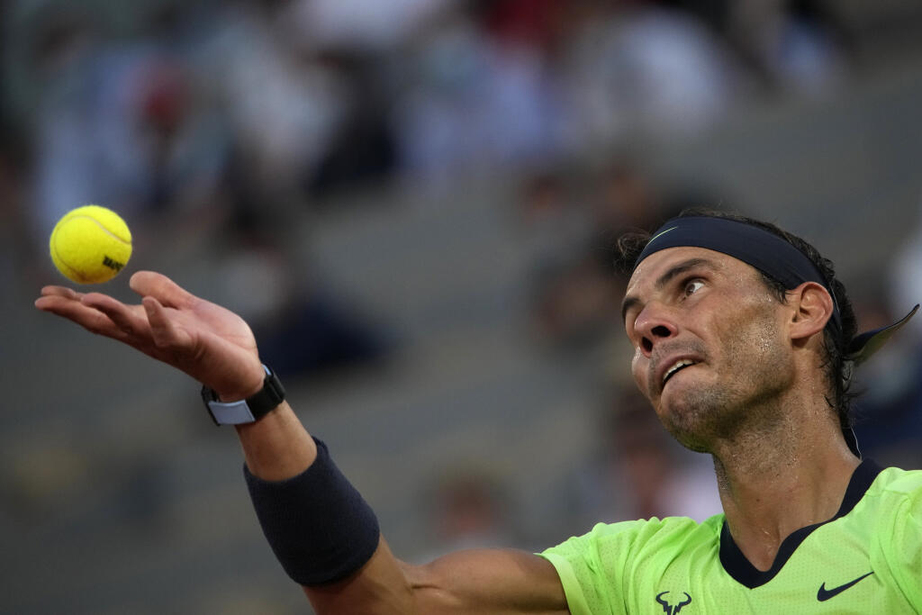 JB 64 Paríž - Španielsky tenista Rafael Nadal podáva proti Srbovi Novakovi Djokovičovi v semifinále dvojhry na grandslamovom turnaji Roland Garros v Paríži 11. júna 2021. FOTO TASR/AP
Spain's Rafael Nadal serves the ball to Serbia's Novak Djokovic during their semifinal match of the French Open tennis tournament at the Roland Garros stadium Friday, June 11, 2021 in Paris. (AP Photo/Christophe Ena)