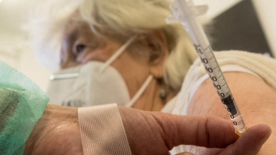 Očkovanie v zariadení pre seniorov - Domov pri kríži v bratislavskej Dúbravke.