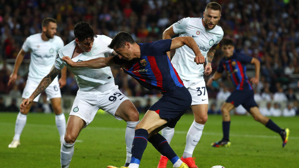 PK 33 Barcelona - Na snímke v popredí sprava slovenský futbalista Milan Škriniar (Inter Miláno), Robert Lewandowski (FC Barcelona) a Alessandro Bastoni (Inter Miláno) bojujú o loptu v zápase 4. kola C-skupiny skupinovej fázy Ligy majstrov vo futbale FC Barcelona - Inter Miláno v Barcelone 12. októbra 2022. FOTO TASR/AP
Barcelona's Robert Lewandowski, center, fights for the ball with Inter Milan's Alessandro Bastoni, left, and Inter Milan's Milan Skriniar during the Champions League Group C socc