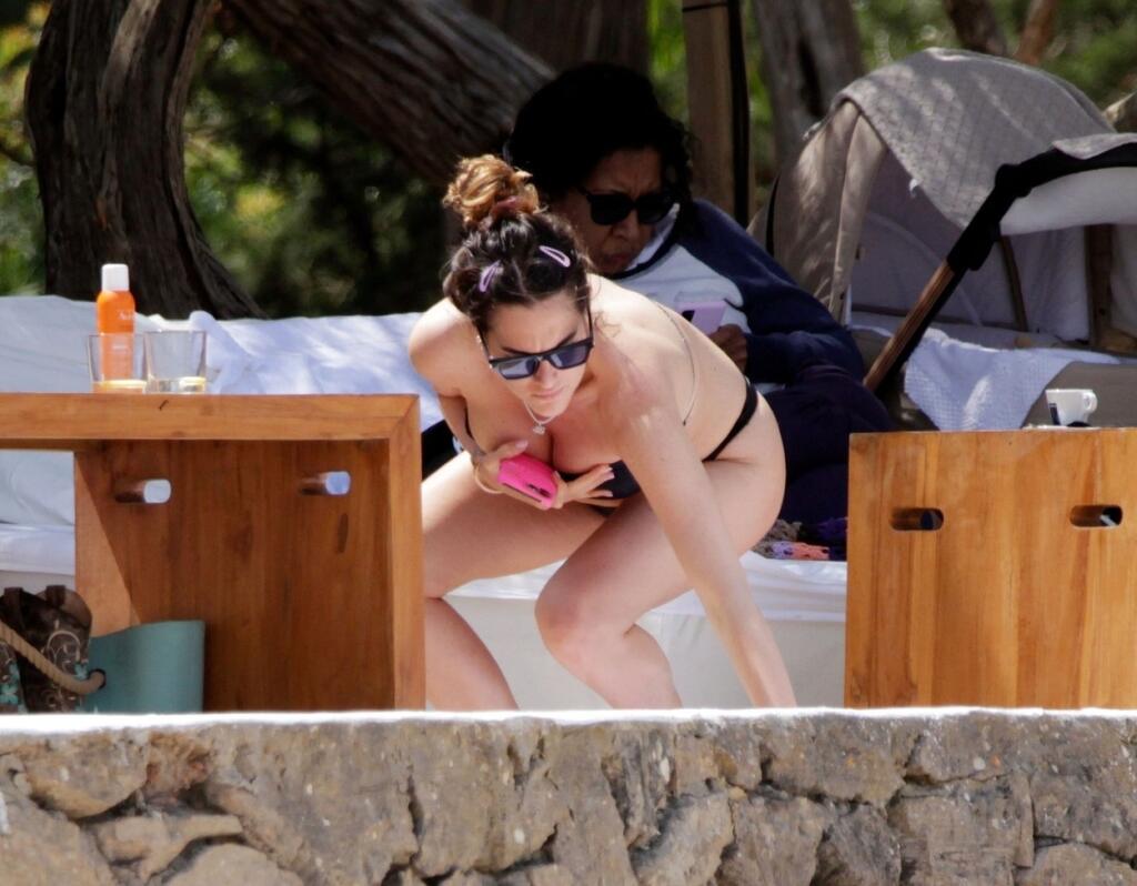 Francesca si s dvojmesačnou dcérkou vyšla na Ibizu a, ako inak, paparazzi fotografov mala v pätách. Dávala si pozor, aby neukázala niečo, čo nemala a predviedla tuhý boj s vlastnými prsami.