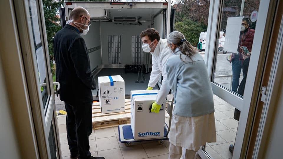Na Slovensko dorazili prvé vakcíny na prevenciu ochorenia COVID-19. Vakcíny boli uskladnené v hlbokomraziacom boxe vo Fakultnej nemocnici Nitra.