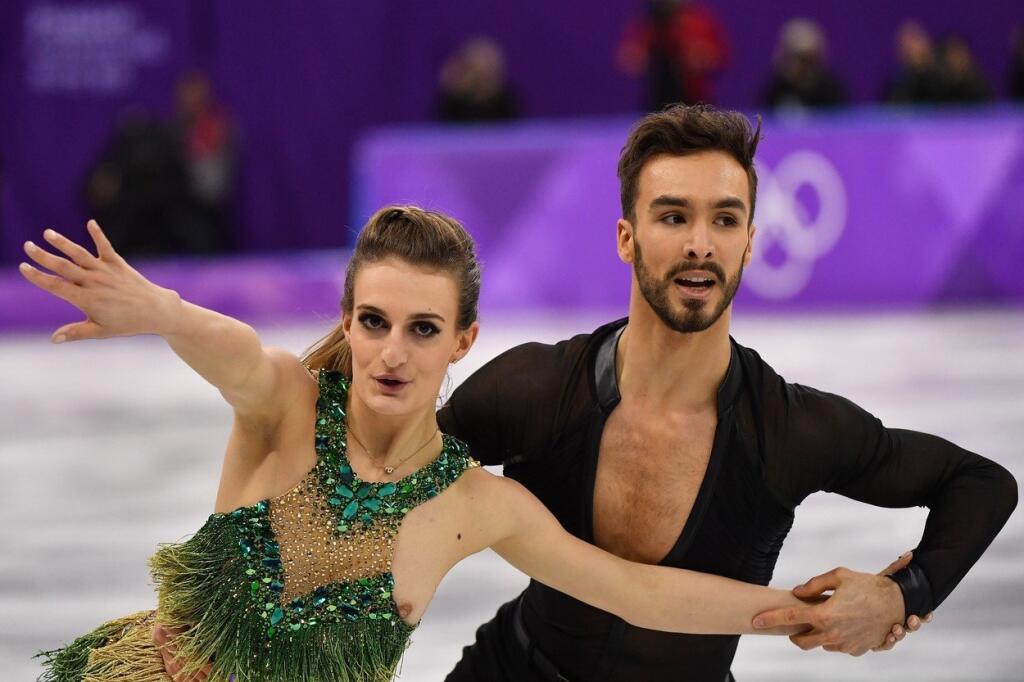Francúzsky tanečný pár Gabriella Papadakisová a Guillaume Cizeron suverénne postúpil z krátkeho programu do voľných jázd aj napriek trapasu.