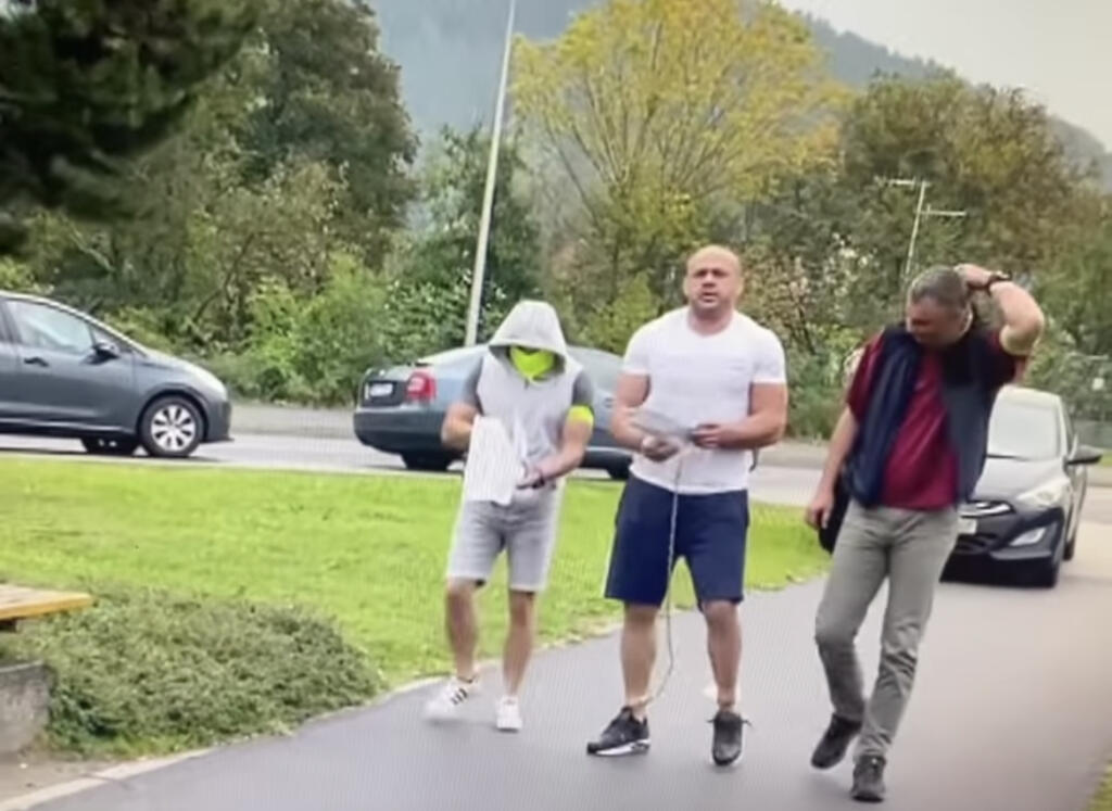 Elitní policajti z Národnej kriminálnej agentúry takto predvádzali bývalého džudistu Tibora Gubáňa.