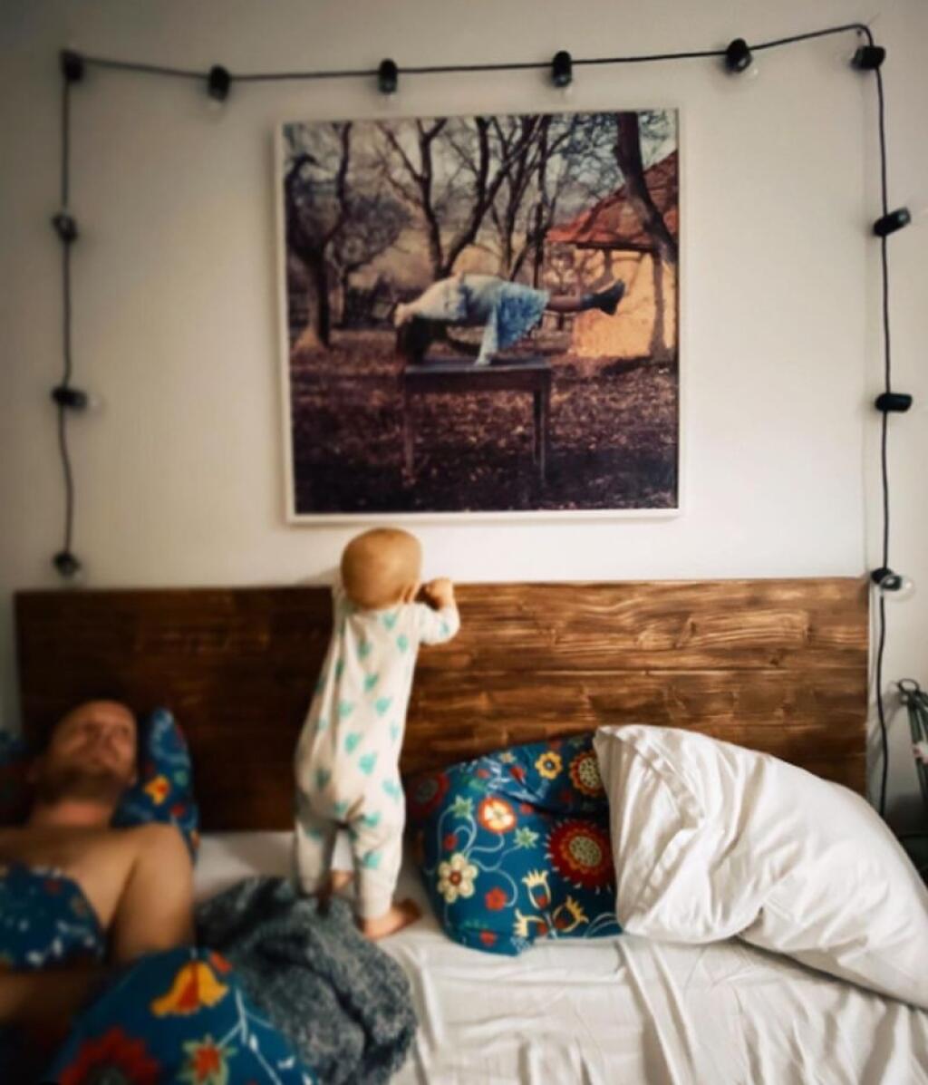 Na stenu v spálni zavesila svetielka.