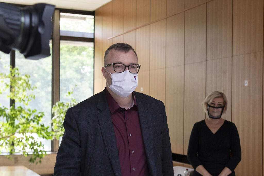 Na snímke minister práce, sociálnych vecí a rodiny Milan Krajniak (Sme rodina) prichádza na 26. schôdzu vlády SR 24. júna 2020 v Bratislave. FOTO TASR - Pavel Neubauer