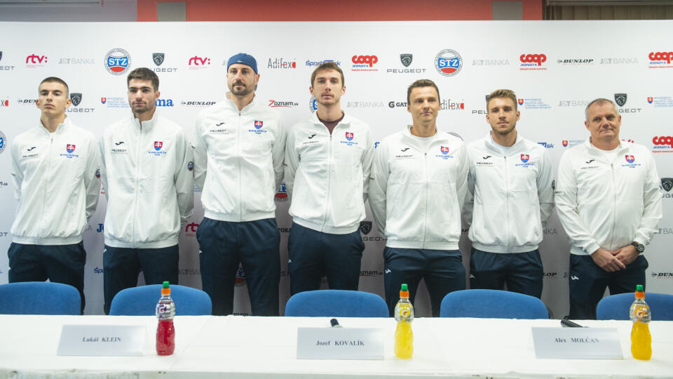 Na snímke slovenský daviscupový tím, zľava Peter Benjamín Privara, Lukáš Pokorný, Igor Zelenay, Lukáš Klein, Jozef Kovalík, Alex Molčan a kapitán Tibor Tóth počas tlačovej konferencie slovenskej tenisovej reprezentácie k zápasom kvalifikácie o postup na finálový turnaj Davisovho pohára Holandsko - Slovensko 30. januára 2023 v Bratislave. FOTO TASR - Jakub Kotian