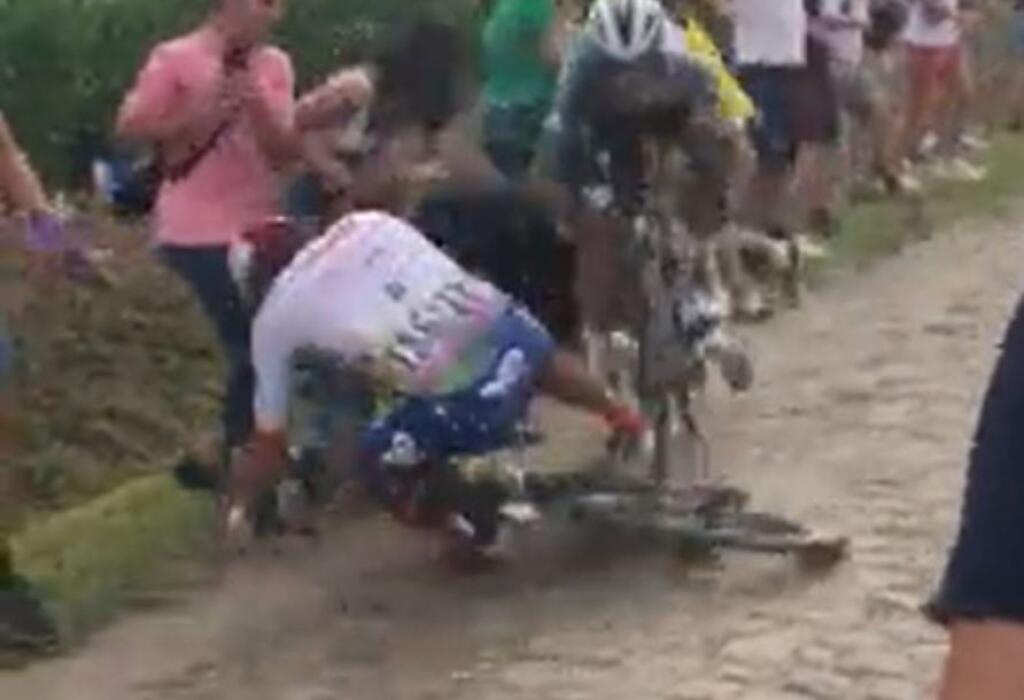 Daniel Oss na Tour de France skončil. Osudnou sa mu stala zrážka s fanúšikom.