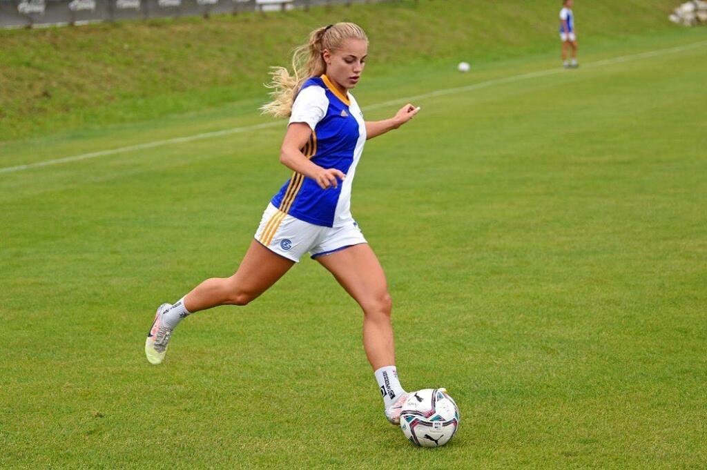 Sexi Ana Maria Markovič sa okrem futbalu živí aj modelingom. Určite sa v ňom nestratí.