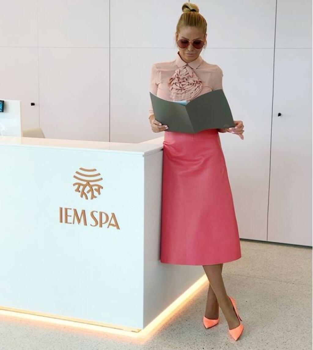 Alena Pallová razí nový módny trend. Svoje hriešne drahé outfity ladí do jedného odtieňu.
