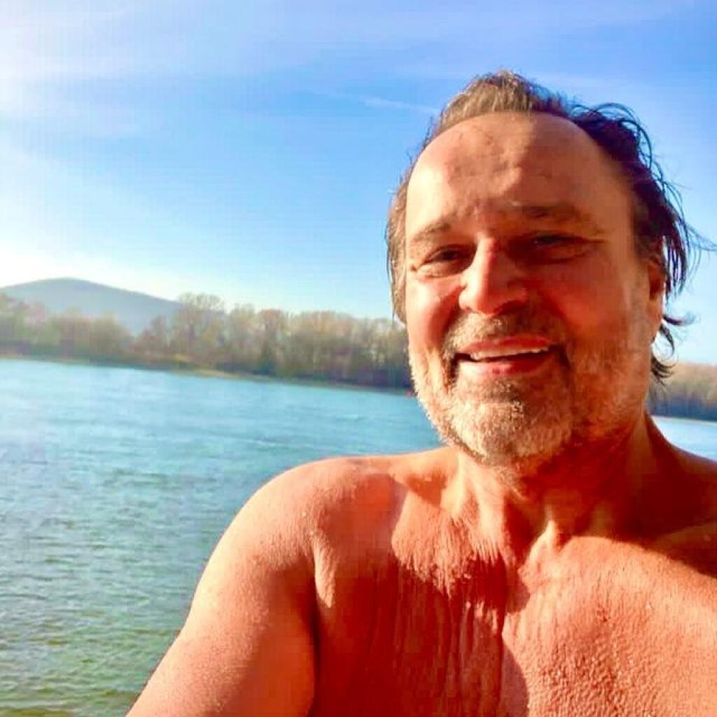 Jozef Vajda patrí k otužilcom.