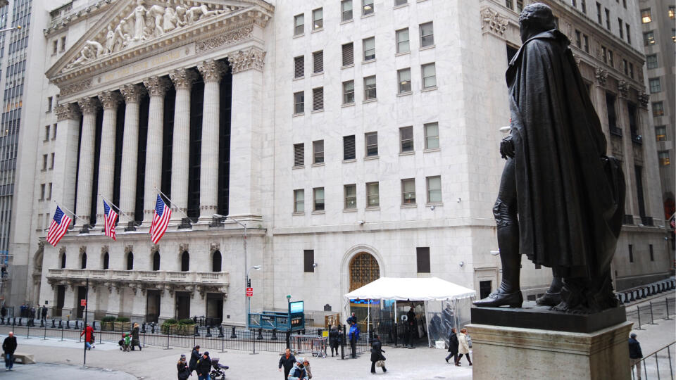 : Wall Street s New York Stock Exchange v Manhattan Finance District.