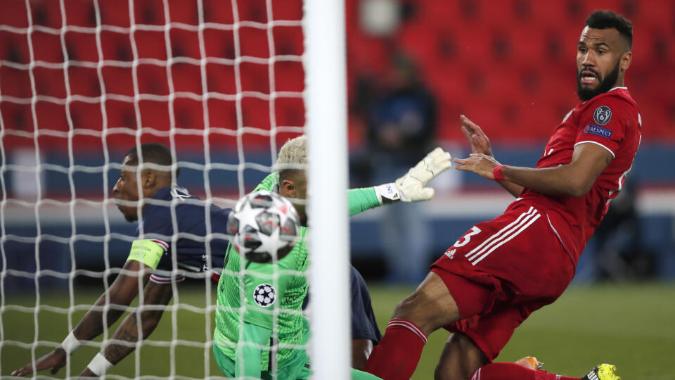 Futbalista Bayernu Eric Maxim Choupo-Moting strieľa gól počas odvetného štvrťfinálového zápasu Ligy majstrov Paríž St. Germain - Bayern Mníchov