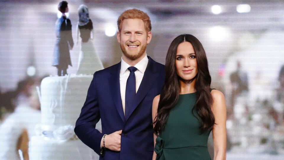 Figuríny v múzeu voskových figurín Madame Tussauds v Londýne. Čoskoro si budú pochutnávať princ Harry a americká herečka Meghan Marklová na skutočnej svadobnej torte.