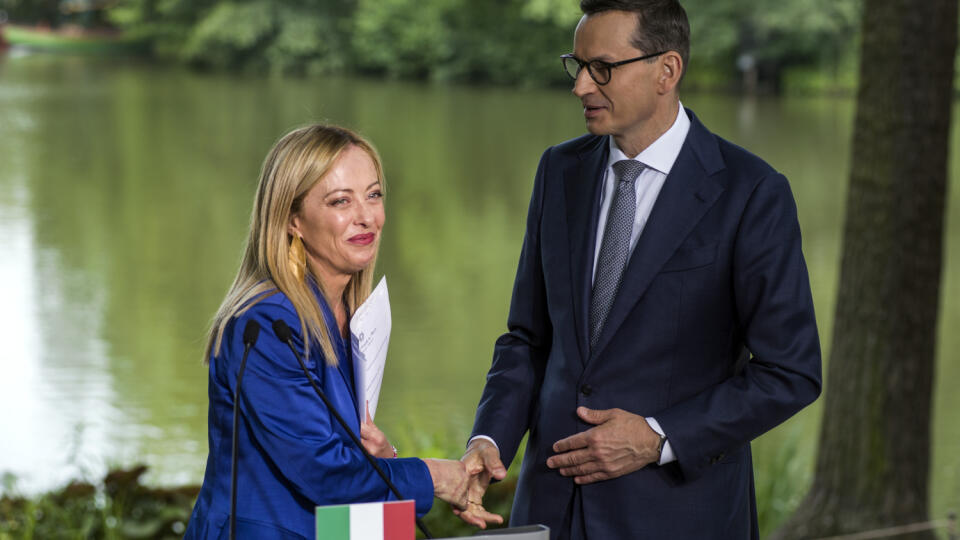 Giorgia Meloni and Mateusz Morawiecki shake hands after the