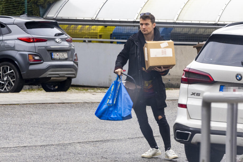 Na snímke je Viktor Vincze pred svojím bytom.