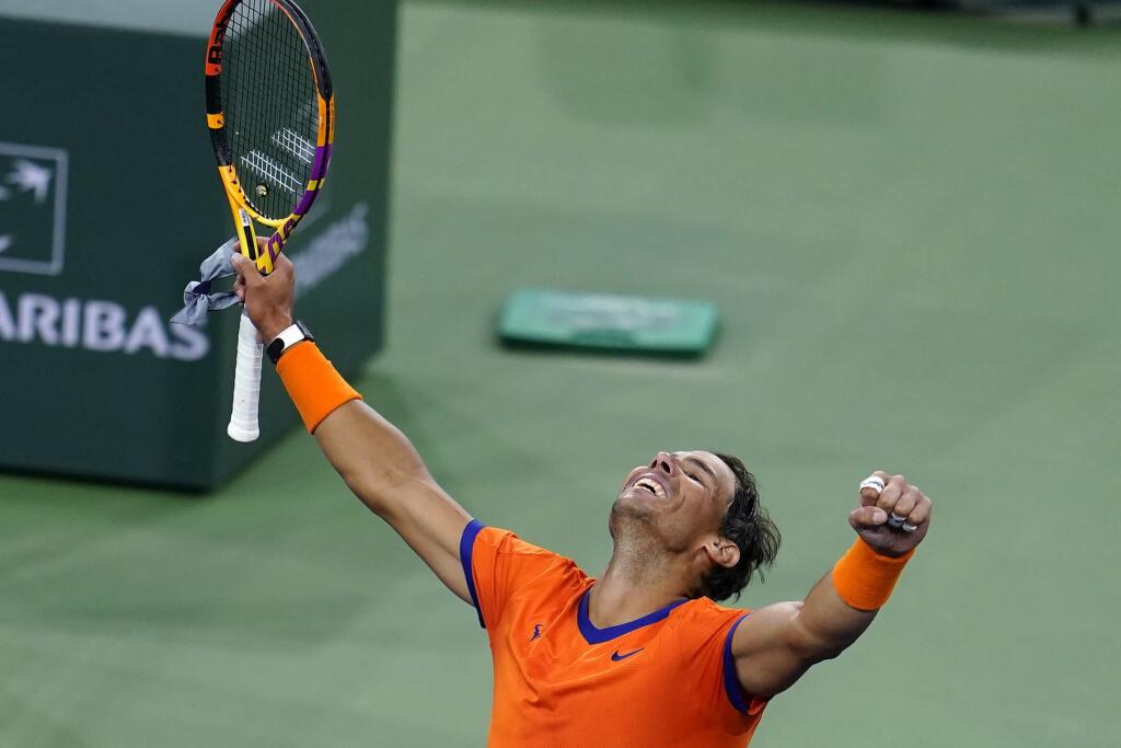 Na snímke vpravo španielsky tenista Rafael Nadal oslavuje postup do finále dvojhry na turnaji ATP Masters 1000 v Indian Wells, keď v semifinálovom stretnutí vyradil o 17 rokov mladšieho krajana Carlosa Alcaraza.
