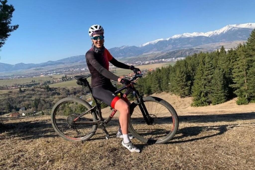 Petra Vlhvová často trénuje na bicykli.