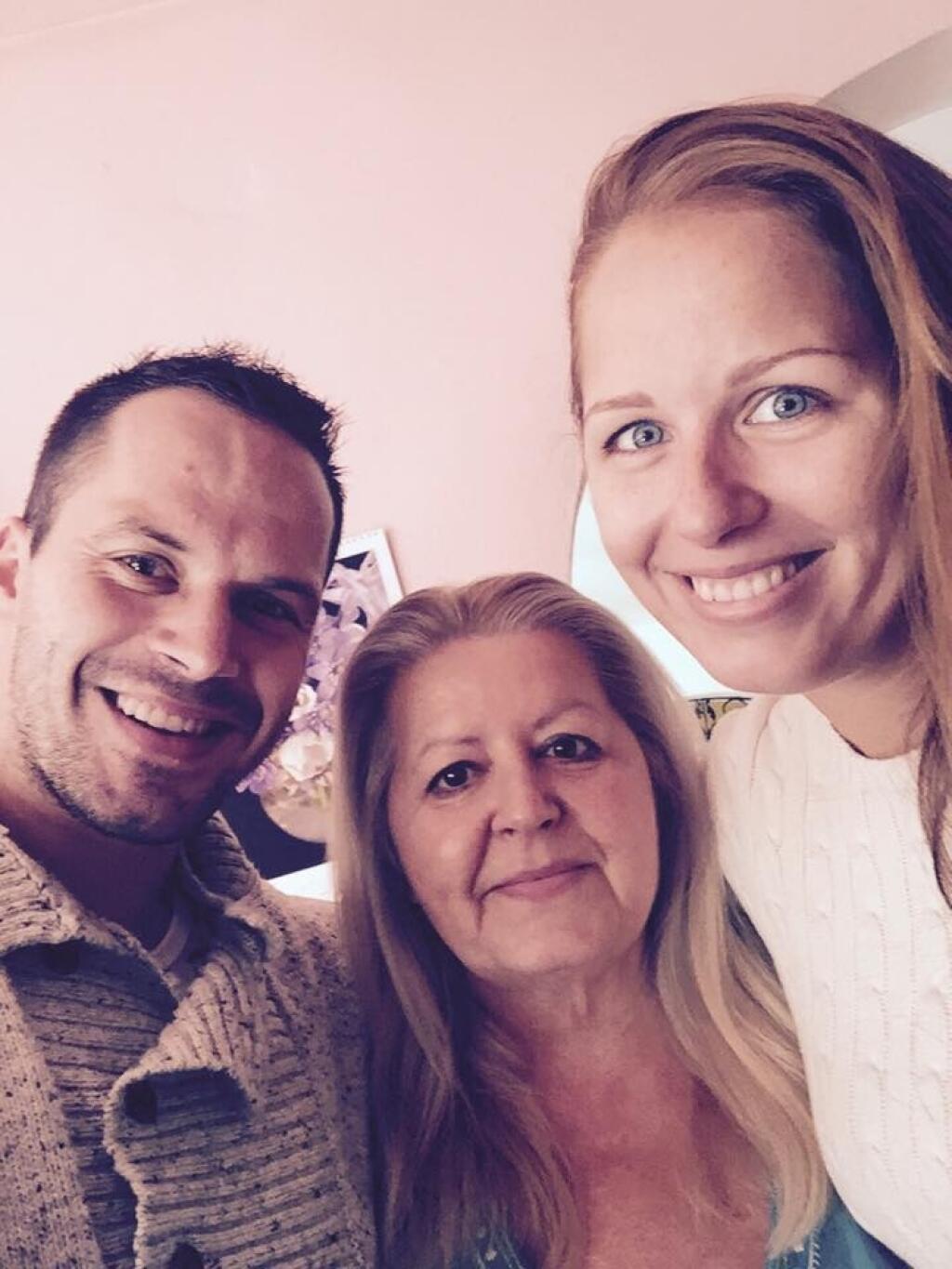 Po smrti otca a exmanžela v roku 1998 prežívali žiaľ spoločne - zľava syn Dušan, mama Alexandra a dcéra Saša.