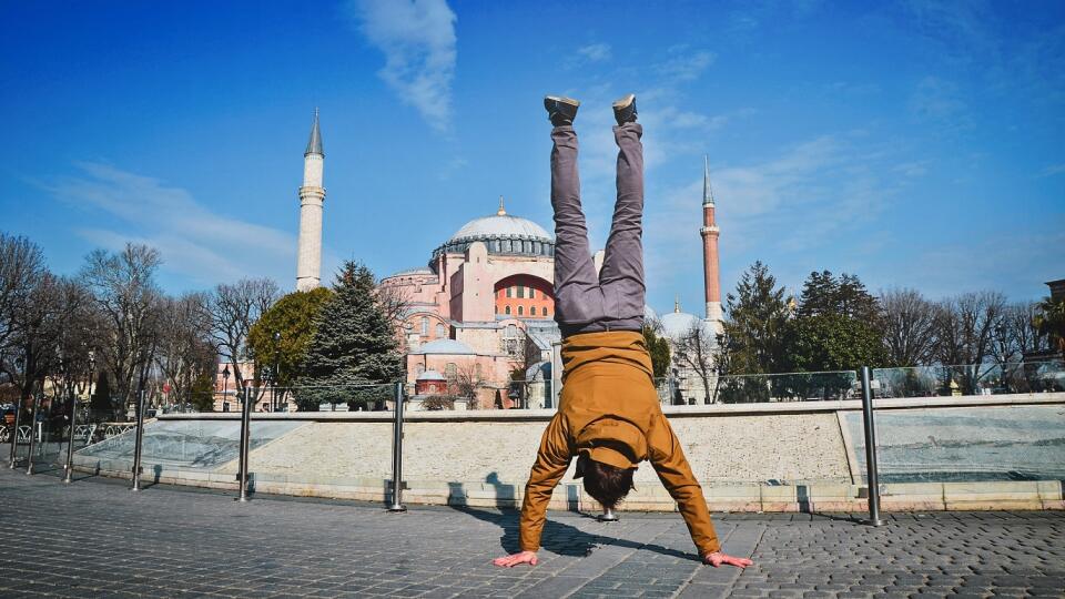 ISTANBUL, TURECKO: Za mnou je známa mešita Hagia Sofia. V tomto meste som začal svoj najdlhší trip po Ázii, ktorý trval viac ako 5 mesiacov. V lepšom meste som ani nemohol začať - mesto hneď putovalo do mojej topky európskych miest, aj keď vlastne jedna časť leží v Ázii.
