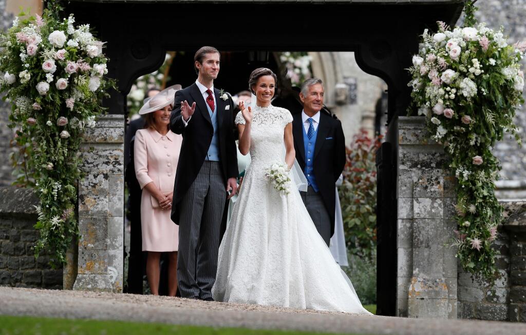 David Matthews (vpravo) na svadbe svojho najstaršieho syna Jamesa a mladšej sestry Kate Middleton, Pippy, nesmel chýbať.