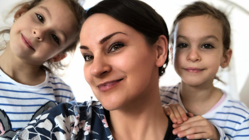 Misha s dcérkami Miou a Nalou.