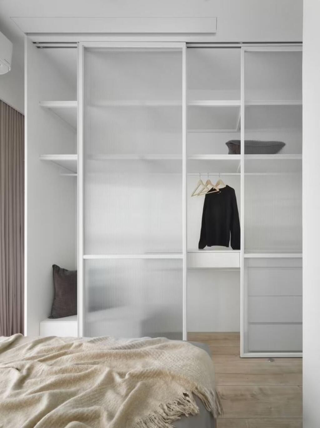 Menší byt podčiarkuje krásu minimalistického prístupu k zariaďovaniu.