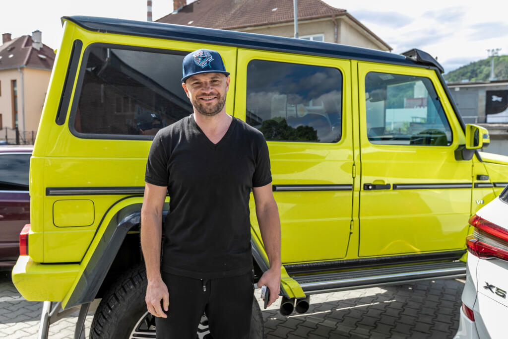 Počas nedávneho rozhovoru prišiel Marián Gáborík na štadión na žltom Mercedese triedy G, ktorý si kúpil ešte v roku 2017 krátko pred svadbou s manželkou Ivanou.