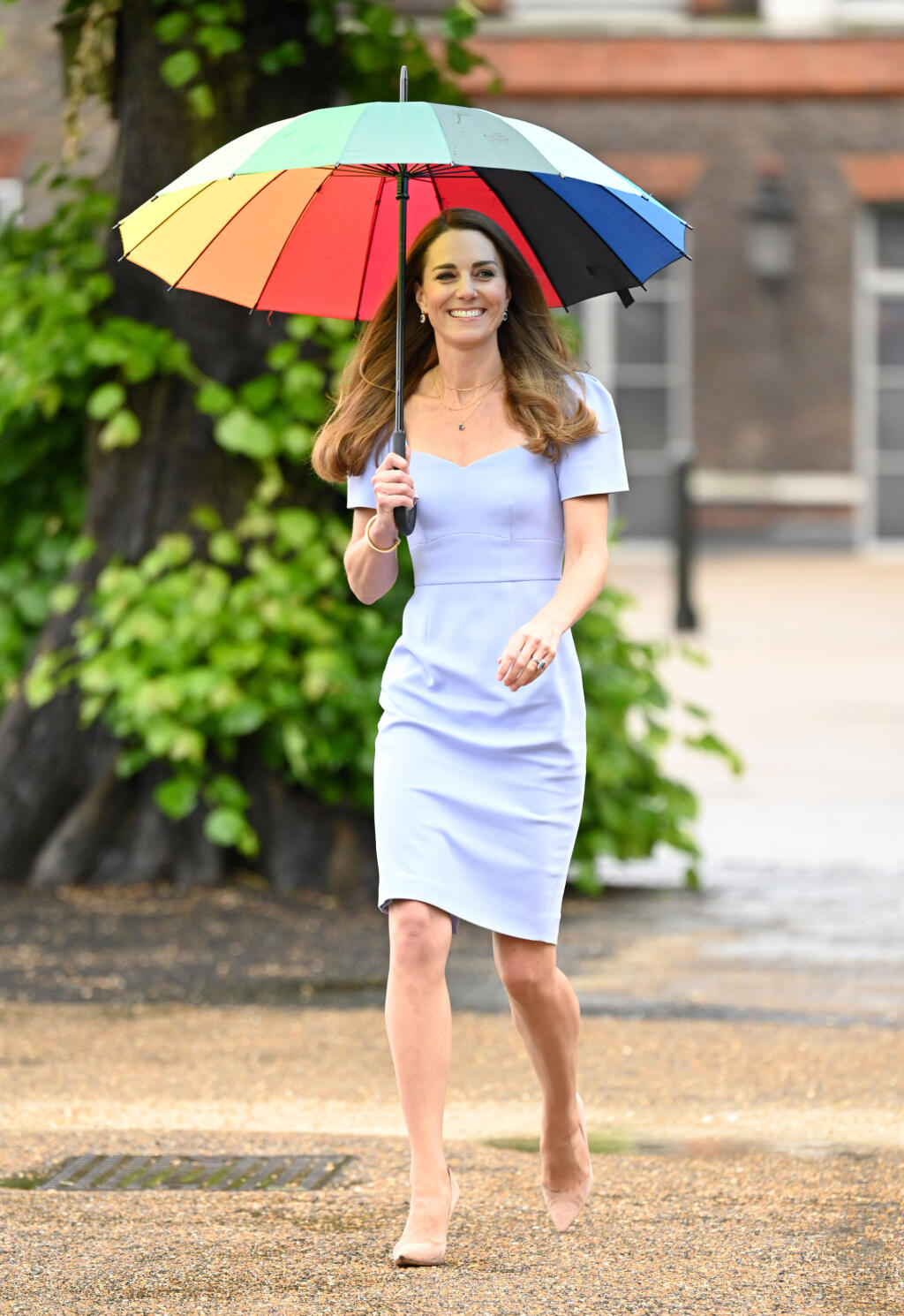 Kate s dáždnikom nielenže pripomínala hollywoodsku celebritu, ale zhodou okolností aj svoju sokyňu Meghan Markle (39), ktorá pred vyše rokom zažiarila za podobných okolností v takmer rovnakých šatách.