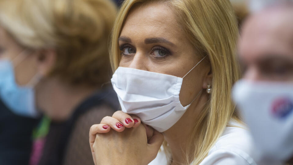 Na snímke nezaradená poslankyňa NR SR Denisa Saková počas rokovania 18. schôdze parlamentu 2. decembra 2020 v Bratislave. FOTO TASR - Jakub Kotian