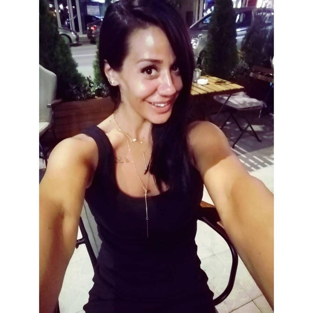 Sexi Ana Staševičová je hlásateľkou aj hovorkyňou futbalového klubu, ale fanúšikovia ju majú radšej bez saka.