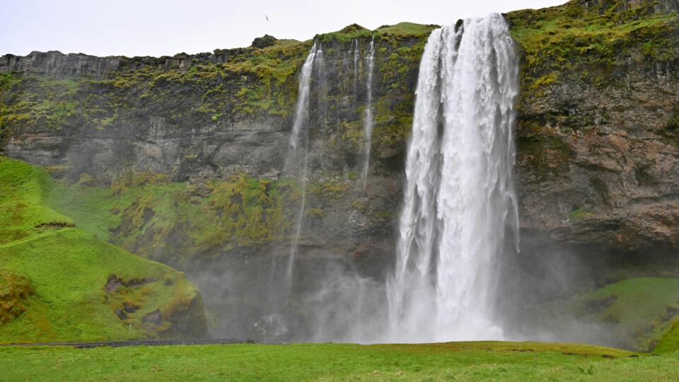 Na snímke vodopád Seljalandsfoss na Islande vo piatok 23. mája 2025. Vodopád Seljalandsfoss je jedným z najznámejších a najobľúbenejších vodopádov Islandu. Nachádza sa na južnom pobreží ostrova, medzi mestečkom Selfoss a vodopádom Skógafoss. FOTO TASR - Lukáš Grinaj