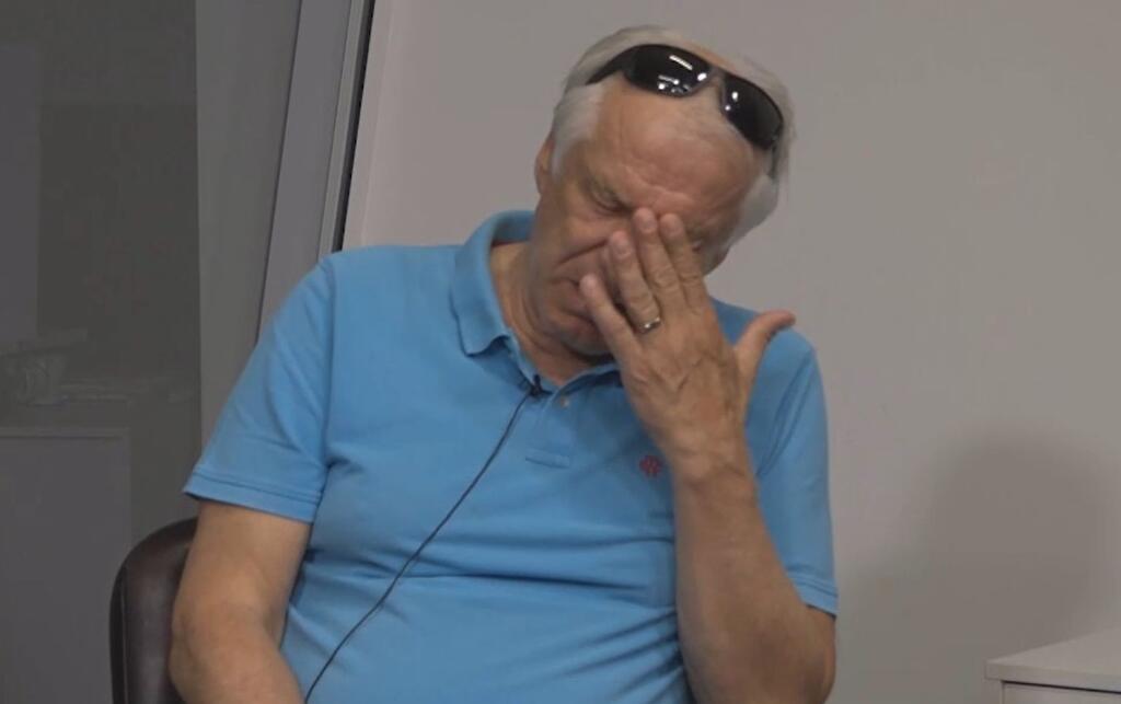 Bývalý reprezentačný kormidelník Dušan Galis nezadržal v štúdiu Šport24.sk pri spomienke na nebohého Petra Dubovského slzy.