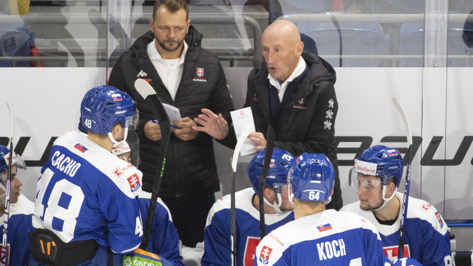 Na snímke hore vpravo tréner Craig Ramsay a vľavo asistent Andrej Podkonický v zápase Rakúsko - Slovensko na Nemeckom pohári 2022 v Krefelde 10. novembra 2022. FOTO TASR - Martin Baumann