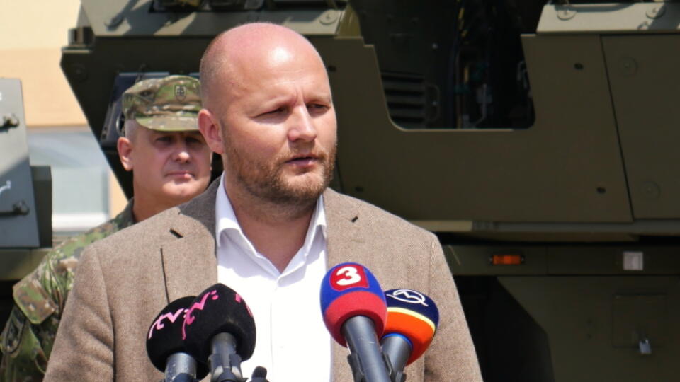 Na snímke vľavo minister obrany SR Jaroslav Naď (OĽANO) počas odovzdávania samohybných kanónových húfnic ZUZANA 2 do užívania profesionálnym vojakom v priestoroch 11. mechanizovaného práporu v Martine dňa 22. júla 2021. FOTO TASR - Erika Ďurčová