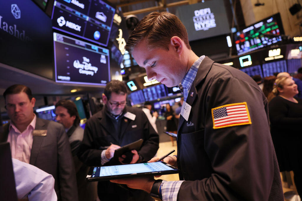 U.S. Market Futures Drop Amid Continued Banking Jitters