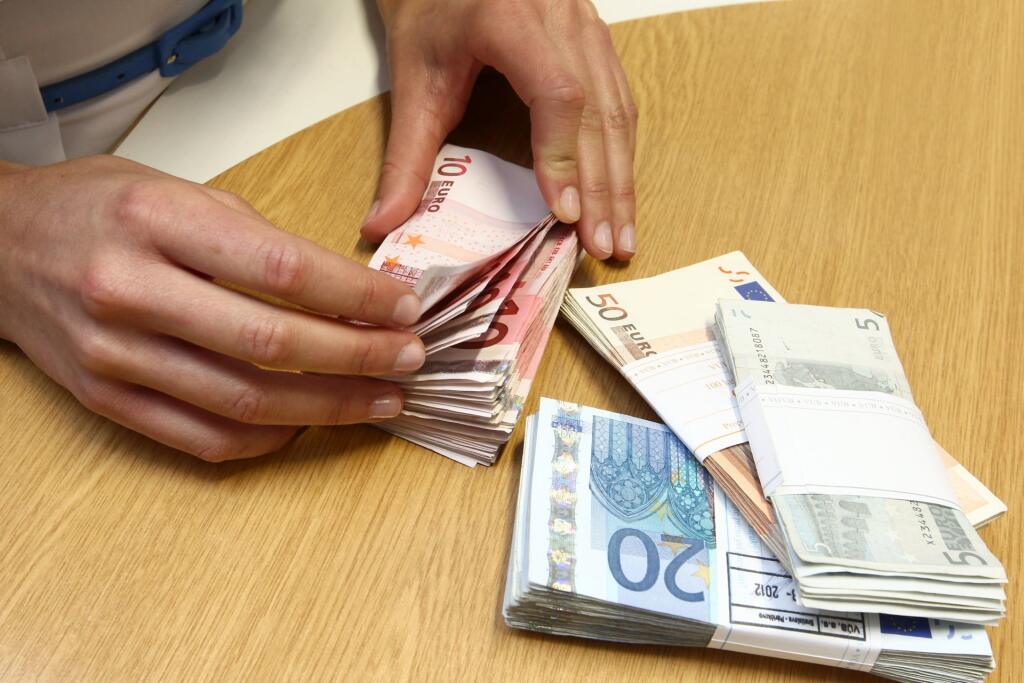 Razantný pokles ziskov sa banky snažia aspoň trochu spomaliť zvyšovaním poplatkov. Tie za prvých 6 mesiacov tohto roku stúpli o 0,5 percenta a dosiahli hodnotu 300 miliónov eur.