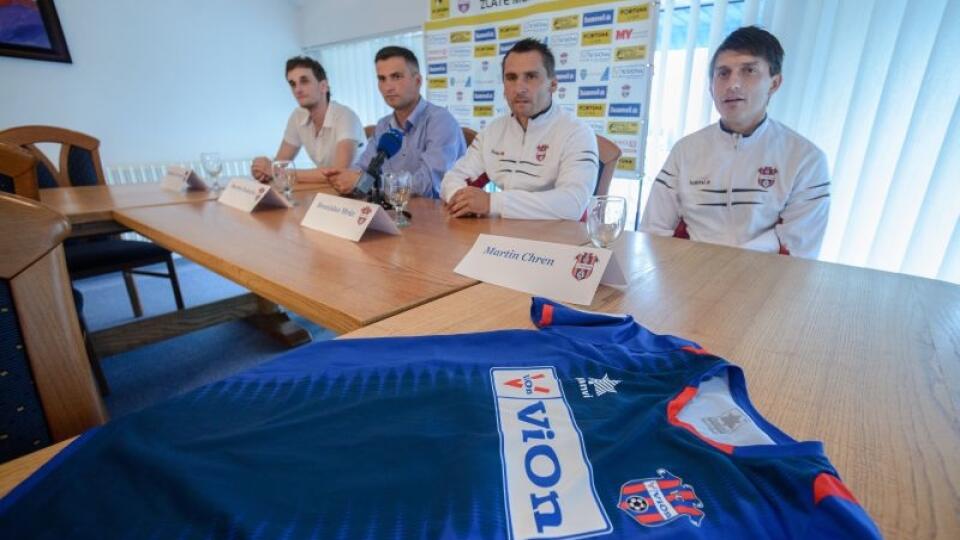Na snímke hovorca klubuVladimír Červený (prvý zľava), zástupca klubu Martin Ondrejka (druhý zľava), hlavný tréner mužstva Branislav Mráz (druhý sprava) a kapitán mužstva Martin Chren (prvý sprava) na tlačovej konferencii futbalového klubu ViOn Zlaté Moravce pred novou sezónou futbalovej Fortuna ligy 9. júla 2014 v Zlatých Moravciach. FOTO TASR - Henrich Mišovič
Tlačová konferencia futbalového klubu ViOn Zlaté Moravce pred novou sezónou futbalovej Fortuna ligy 9. júla 2014 v Zlatých Moravciach.