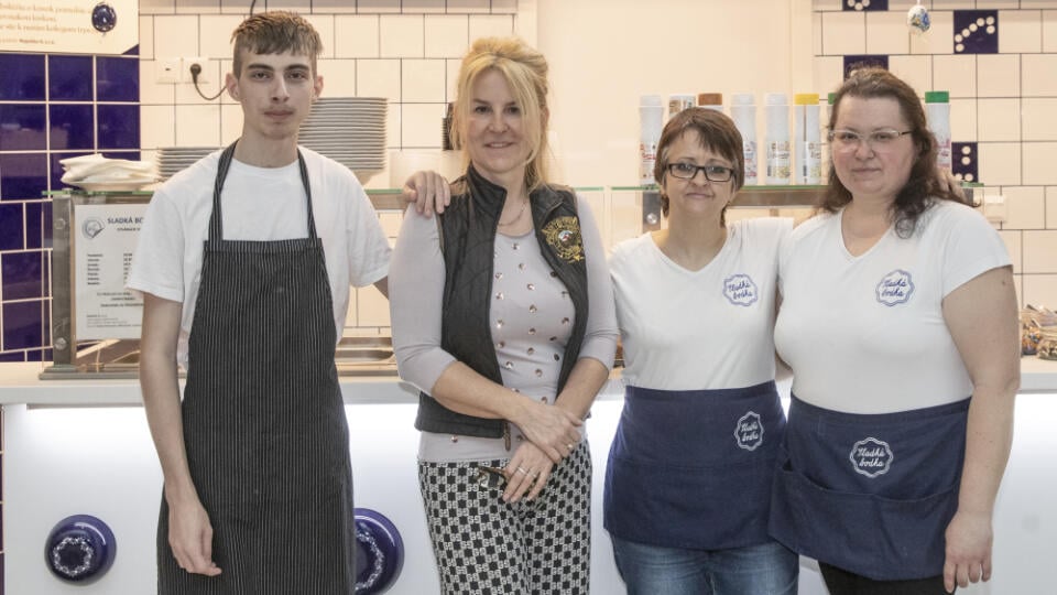 Majiteľka Renáta Hermysová (druhá zľava) v gastropodniku Sladká bodka na stanici Nivy zamestnáva ľudí s rôznymi hendikepmi.