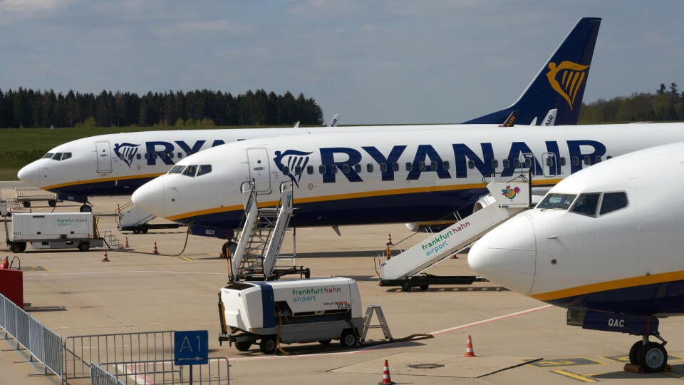WA 22 archív Hahn - Na archívnej snímke zo 14. apríla 2020 lietadlá írskej leteckej spoločnosti Ryanair sú zaparkované na letisku v nemeckom Hahne, ktoré sa nachádza 120 km od Frankfurtu. Írska letecká spoločnosť Ryanair sa v 1. štvrťroku svojho finančného roka 2020/21 prepadla do straty. Ale menšej, ako jej predpovedali analytici. Dôvodom straty boli cestovné obmedzenia a blokády na zabránenie šírenia nového koronavírusu, ktoré uzemnili lietadlá na celom svete. FOTO TASR/DPA
ARCHIV - 14.04.