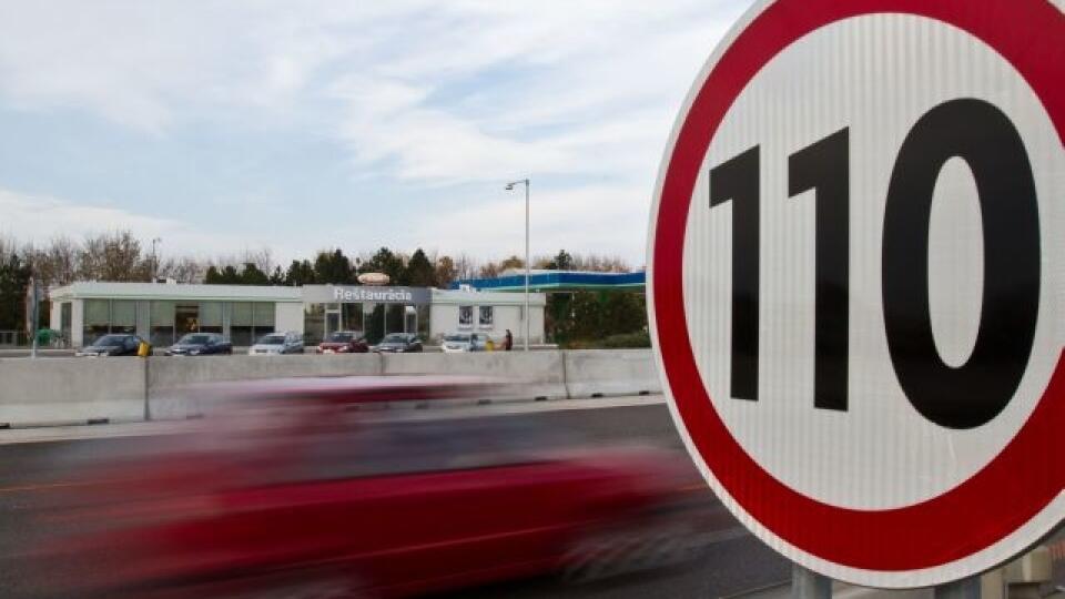 Od pondelka (1. novembra 2010) bude na diaľnici D1 na ťahu Bratislava – Trnava obmedzená rýchlosť na 110 km/h. Vodičov na to upozornia nové dopravné značky. Zeleneč, 31. október 2010. 
Foto: SITA/Jozef Jakubčo

