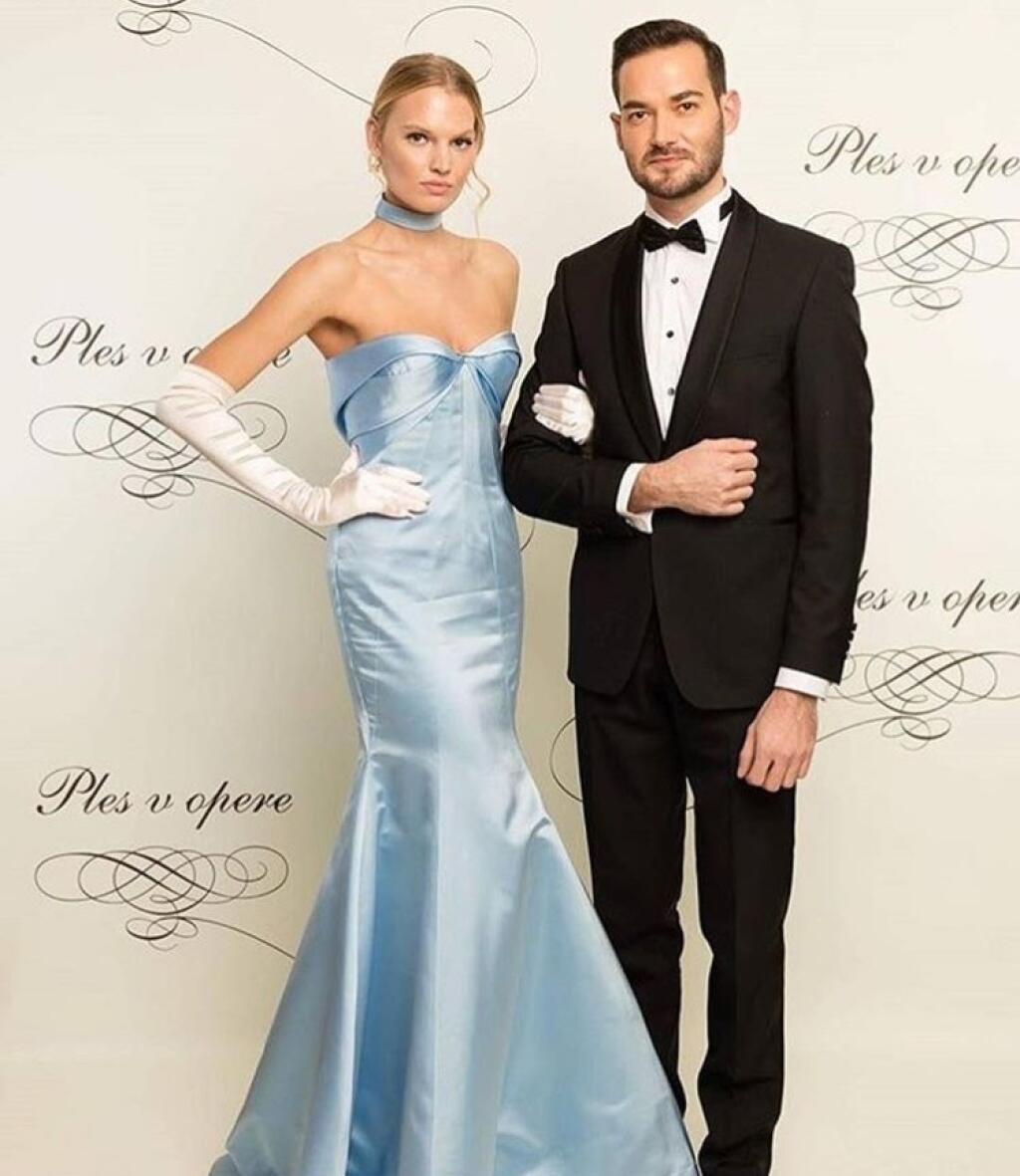 Modelka Kristína Krajčírová nahodila elegantné modré šaty.