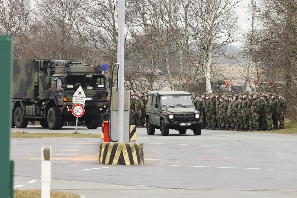 KK12 Husum - Konvoj prepravujúci raketový systém Patriot na Slovensko odchádza 16. marca 2022 v nemeckom Husume. Dodanie systému Patriot na Slovensko je súčasťou úsilia NATO o posilnenie východného krídla Aliancie v súvislosti s vojnou na Ukrajine. FOTO TASR/AP
A convoy for the transport of the Patriot air defense missile system leaves the Bundeswehr site of Air Defense Missile Group 26 in Husum, northern Germany, Wednesday, March 16, 2022. From here, the Bundeswehr began a transfer of the Patri